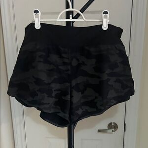 Athleta Black Camo Mid-Rise Athletic Shorts